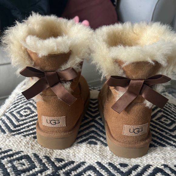 Size 5 Ugg Mini Bailey Bow II - Picture 1 of 6
